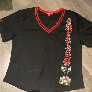 BRAND NEW mitchel and ness bulls shirt